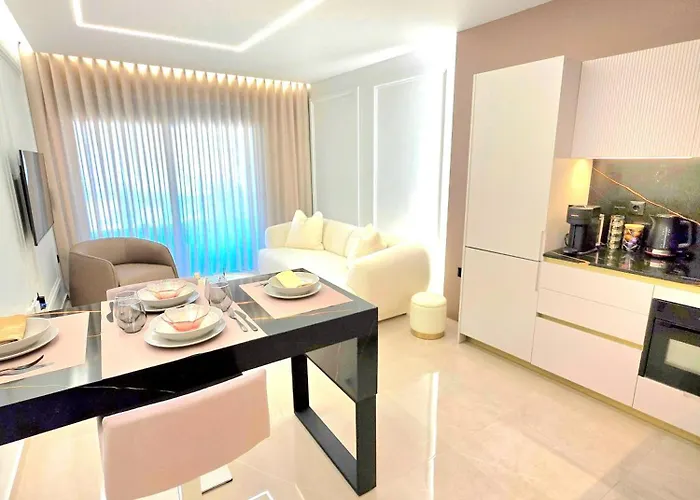 N K Suite - Design Boutique Stay With City View